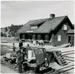 Kusfors järnvägsstation. Med en motordressin på spåret.