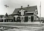 Kållered järnvägsstation. personal framför stationshuset.