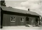 Station byggd 1901 av SOEJ, Sölvesborg - Olofström - Älmhults Järnväg.  Envånings stationshus i trä. Nedklassad till håll- och lastplats före 1950.