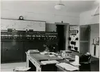 Elektriskt ställverk. Elektriska ställverk med elektriskt förreglingsregister och en rad av ställare installerades vid många stora eller ganska stora bangårdar under 1930- och 1940-talen. Själva ställarna fick en ny dörrhandtagsliknande utformning. På bilden syns ett nyinstallerat ställverk i Kävlinge 1932. Ställverket ersatte dels ett hävstångsställverk, dels en enkel anläggning.