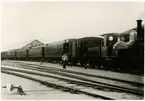 Köpings station öppnades för trafik 1875-12-07. 1939 ombyggdes stationshuset och fick därigenom en modern interiör. I samband med elektrifieringen 1947  byggdes godsmagasin. Även bangården ombyggdes. Stationen har tre industrispår till olika industrier.
ÖKJ lok 4. Lokert är skrotat 1910. 
Vagnar: SWB Co 78, KHJ F6 4,  KHJ Co 20 eller 21, KHJ Bo 1, KHJ Bdo 10 och KHJ F 65.