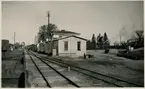 Gamla stationshuset. Köpings station öppnades för trafik 1875-12-07. 1939 ombyggdes stationshuset och fick därigenom en modern interiör. I samband med elektrifieringen 1947  byggdes godsmagasin. Även bangården ombyggdes. Stationen har tre industrispår till olika industrier.