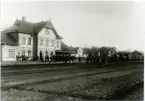 Stationen öppnades 1877. Tvåvånings stationshus i tegel. Expeditionslokalerna och väntsalen utökades 1905 och därmed flyttades tjänstebostaden för stationsföreståndaren till andra våningen. Mekanisk växelförregling . Stationen öppnades 1.9.1877. Endast hållplats fram till 1881 då ett provisoriskt stationshus uppfördes. Kombinerad poststation från 15.9.1877. Nytt stationshus uppfört 1886, tillbyggt 1906 och ytterligare ombyggt 1936. Lokstall för tio lok år 1945. Strax norr om stationen står den sk Pella-stenen till minne av en banvakt som blev påkörd där