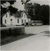 Gatusidan av stationshuset med en väntande buss från Skyllbergs omnibus AB. En Hägglundsbuss från ca 1941-1945, sannolikt T 687 Scania-Vabis 850/Hägglund 1944. Chassinummer 11530.