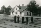 Lessebo station.
Stationsskrivare V. Ågren med kollegor.