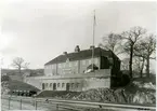 Nytt tvåvånings stationshus i tegel 1910 .Stationen togs i bruk 1860. Det ursprungliga, i en våning uppförda stationshuset i trä, ersattes 1910 med ett nytt stationshus, uppfört i tegel i två våningar. När Årstabron tagits i bruk 26 nov 1929, upphörde persontrafiken. 1910 tillkom två nya ställverk med bro, plattform och hiss. 1900 utvidgades spårsystemet kraftigt, 1931 ytterligare spår. Från järnvägens öppnande till 1930 låg här huvudverkstaden, 1930-31 flyttad till Tomteboda .
Sträckan Liljeholmen - Nyboda till kom sedan stambanans nya sträckning över Årstabron tagits i bruk 1929.11.06