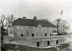 Nytt tvåvånings stationshus i tegel 1910 .Stationen togs i bruk 1860. Det ursprungliga, i en våning uppförda stationshuset i trä, ersattes 1910 med ett nytt stationshus, uppfört i tegel i två våningar. När Årstabron tagits i bruk 26 nov 1929, upphörde persontrafiken. 1910 tillkom två nya ställverk med bro, plattform och hiss. 1900 utvidgades spårsystemet kraftigt, 1931 ytterligare spår. Från järnvägens öppnande till 1930 låg här huvudverkstaden, 1930-31 flyttad till Tomteboda .
Sträckan Liljeholmen - Nyboda till kom sedan stambanans nya sträckning över Årstabron tagits i bruk 1929.11.06