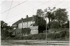 Nytt tvåvånings stationshus i tegel 1910 .Stationen togs i bruk 1860. Det ursprungliga, i en våning uppförda stationshuset i trä, ersattes 1910 med ett nytt stationshus, uppfört i tegel i två våningar. När Årstabron tagits i bruk 26 nov 1929, upphörde persontrafiken. 1910 tillkom två nya ställverk med bro, plattform och hiss. 1900 utvidgades spårsystemet kraftigt, 1931 ytterligare spår. Från järnvägens öppnande till 1930 låg här huvudverkstaden, 1930-31 flyttad till Tomteboda .
Sträckan Liljeholmen - Nyboda till kom sedan stambanans nya sträckning över Årstabron tagits i bruk 1929.11.06