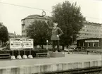 Träfigur på Linköpings Centralstation.