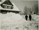 Lits Stationshus vintern 1936. Ställföreträdare och Banmästare Lit.