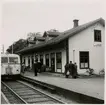 Ljungby stationshus med en rälsbuss vid plattform.