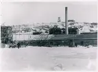 Malmupplag i Luleå station. 1888-03-12  det första malmtåget kom ned till Luleå. Stationshuset färdigtbyggdes 1887. Exploateringen i malmgruvorna började öka. Kapaciteten har successivt också ökat genom förstärkning av bana, broar, mötesstationer och elektrisk drift. Malmbanan byggdes av Sverige & Norges Järnväg.