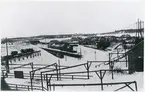 Järnvägsstation på Svartön vid Luleå station. Redan 1883  började anläggningsarbeten på Svartön vid Luleå för järnvägen Luleå Gällivare - Luossavaara - Victoriahamn. Det tog nästan 6 år innan det första malmtåget kom ned till Luleå 1888. Banan byggdes av Sverige & Norge Järnväg.