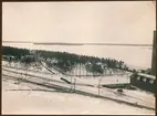 Utsikt från Svartöberget. Järnvägsstation på Svartön vid Luleå station. Redan 1883  började anläggningsarbeten på Svartön vid Luleå för järnvägen Luleå Gällivare - Luossavaara - Victoriahamn. Det tog nästan 6 år innan det första malmtåget kom ned till Luleå 1888. Banan byggdes av Sverige & Norge Järnväg. Fark 5 nr.26.