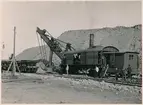 Bangård på Svartön vid Luleå station. Malmlastningskran, ångkran Bucyrus. Malmupplaget.