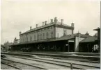 Lunds stationshus.
Tvåvånings station i sten. Stationen förlängd i båda ändar 1872, till den södra flyttade resgodsutlämningen, till den norra 3 kl väntsal.