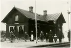 Stationen uppfördes 1895. 1935 ombyggdes stationshuset, varvid den gamla I klass matsalen omändrades till väntsal och expedition. Första åren hade stationen ingen biljettförsäljnging, utan var endast uppehållsstation för genomresande, som när tåget gjorde en avstickare till Mariefred här intog måltid eller dyl. Stationen disponeras sedan 1995 av museibanan ÖSlJ . Stationen hette under senare år, 1990-talet, LÄGGESTA-MARIEFRED.