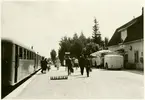 Station öppnad 19.12.1921. En- och enhalvvånings stationshus i trä