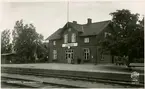 Stationen byggd 1901 av SOEJ, påb. en våning .Station från 1910 med stationshus som 1991 står kvar i bruk för SJ. Godsmagasin och lastkaj kvar . Station anlagd 1901. Tvåvånings stationshus i trä .
SOEJ, Sölvesborg - Olofström - Älmhults Järnväg