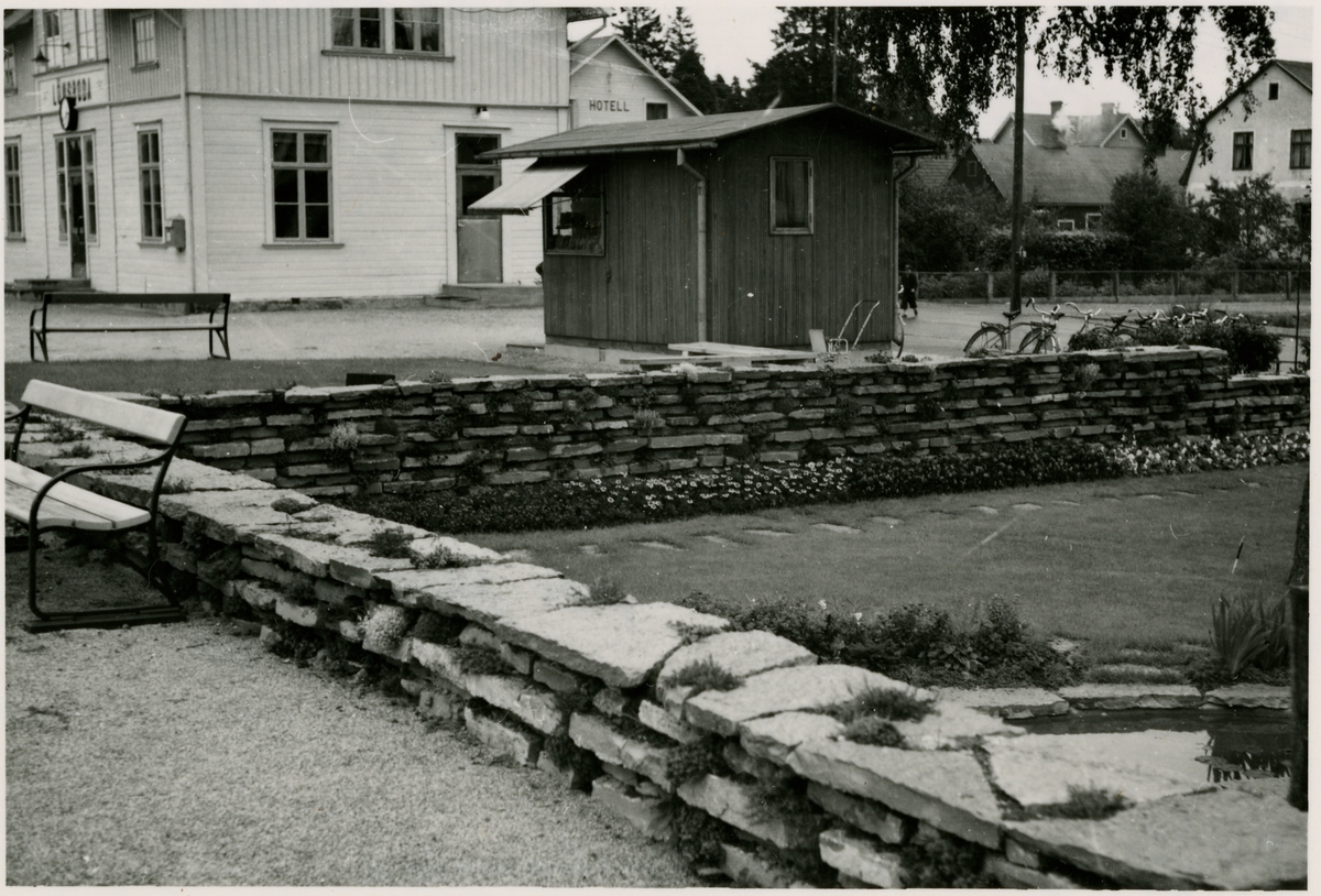 Stationen byggd 1901 av SOEJ, påb. en våning .Station från 1910 med stationshus som 1991 står kvar i bruk för SJ. Godsmagasin och lastkaj kvar . Station anlagd 1901. Tvåvånings stationshus i trä .
SOEJ, Sölvesborg - Olofström - Älmhults Järnväg