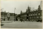 En del av stortorget på 1930-talet i Malmö. Fotografen Alfred B. Nilsons föddes 1866-06-11.