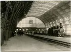 Banhallen 1890-talet (1891--1923).
Tåget som står inne är ett blandtåg på Malmö-Simrishamns Järnväg
SJ B 4