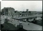 Spårvagnstrafik på gatorna utanför Malmö Central järnvägsstation.