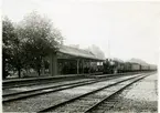 Kontinentaltåget från Norge ankommer på Svenska gränsstationen Mon.
Envånings stationshus med väntpaviljong mot plattformen. Stationshuset nu rivet .Stationen, som är gränsstation mot Norge, anlades 1879. Envånings stationshus i trä. Mekanisk växelförregling .
DJ, Dalslands Järnväg