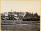 Stationen omb. 1929 . MVJ, anlagd 1891. 1896 öppnades Mora - Mora Noret. Stationshuset ombyggdes och moderniserades 1930. Tre bostadshus med vardera fyra lägenheter uppfördes omkring 1920. Tvåvånings stationshus i trä 
MVJ, Mora - Vänerns Järnväg.
MVJ 2