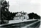 Stationen omb. 1929 . MVJ, anlagd 1891. 1896 öppnades Mora - Mora Noret. Stationshuset ombyggdes och moderniserades 1930. Tre bostadshus med vardera fyra lägenheter uppfördes omkring 1920. Tvåvånings stationshus i trä 
MVJ, Mora - Vänerns Järnväg