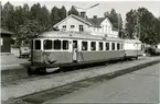 Stationen omb. 1929 . MVJ, anlagd 1891. 1896 öppnades Mora - Mora Noret. Stationshuset ombyggdes och moderniserades 1930. Tre bostadshus med vardera fyra lägenheter uppfördes omkring 1920. Tvåvånings stationshus i trä 
MVJ, Mora - Vänerns Järnväg.
SJ YBo7 1151