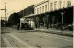 Stationshuset i Motala med dressin framför.