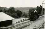 Munkedals bruk - Skree/Munkedals hamn, MJ, MJ lok 1, skrotad 1955. 
Växling på Munkedal station. Foto mot söder.