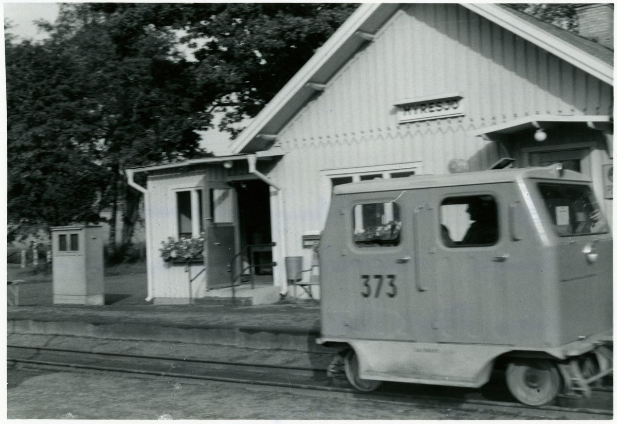 Vetlanda - Sävsjö Järnväg, HvSJ,  Banavdelningens dressin MDR127p 373 utanför stationshuset. Nedläggning av bandelen Vetlanda Sävsjö  Målilla. 1961-09-01.