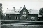 Station anlagd 1893. Hade från början tänkt kallas Byske, vilket också fick ge namn till typen av stationshus, Byske-modellen. En- och enhalvvånings trähus. Stationshuset moderniserades 1944.  Järnvägen elektrifierades 1941.