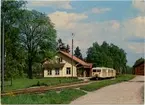 Hilding Carlsson motorvagnståg mot Halmstad.Trafikplats anlagd 1874. Envånings putsat stationshus. Expeditionslokalerna och väntsalen moderniserade 1945.