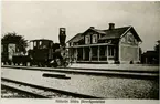 Station öppnad 2 april 1899. Bispår till Målerås station. En- och enhalvvånings stationshus i trä, gult med vita knutar. 
Samma bild finns i boken Kosta Järnväg, skriven av Lennart Welander. Loket är Kosta-Lessebo Järnväg, KLJ 3 