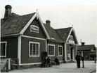 Trafikplats anlagd 1887. Envånings stationshus i trä, med två gavlar mot banan.