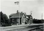 Trafikplats anlagd 1887. Envånings stationshus i trä, med två gavlar mot banan.
