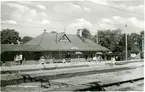 Station, utmed linjen Stockholm-Uppsala, uppförd 1876. Stationshus av Habomodellen. Det nuvarande stationshuset byggdes 1914. Det renoverades 1947. Samtidigt byggdes bangården om. Järnvägen elektrifierades 1934.