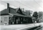 Station, utmed linjen Stockholm-Uppsala, uppförd 1876. Varuautomaten vid stationshuset innehöll både choklad, frukt och tobak.