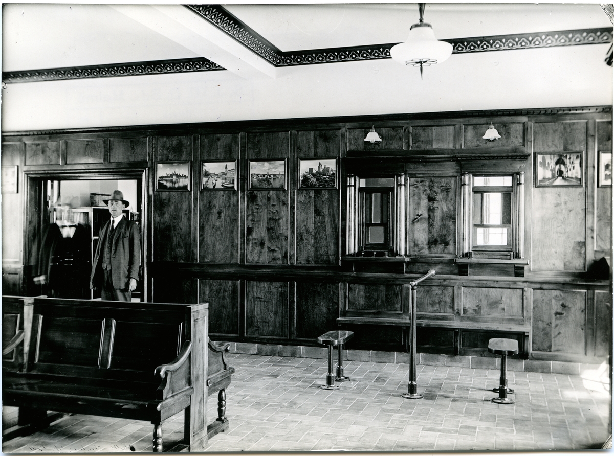 Interiör från stationshuset. Stationen byggd av Höganäs Mölle Järnväg, HMöJ, 1909. En- och en halv vånings stationshus i sten, på tvären över bangårdsänden. Större omändringar har vidtagits 1926-27.