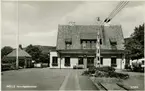 Stationen byggd av Höganäs Mölle Järnväg, HMöJ, 1909. En- och en halv vånings stationshus i sten, på tvären över bangårdsänden. Större omändringar har vidtagits 1926-27.