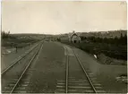 Hållplatsen anlagd 1909. En- och enhalvvånings stationshus i trä