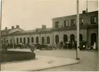 Nässjö station från gatusidan. Bilar och resande.