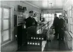 Ställverk 2 i Nässjö ,interiör med personal. Nytt elektromekaniskt ställverk installerades 1923.