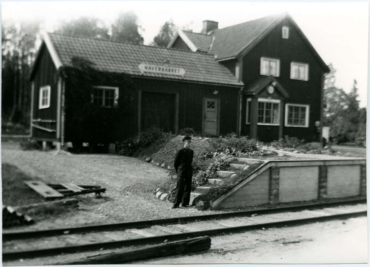 Trafikplats anlagd 1899. Ny byggnad uppfördes 1917 och har sedan moderniserat. Järnvägen elektrifierades 1934. På fotot syns G. Bertil Andersson.