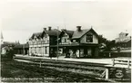 DONJ, Dala - Ockelbo - Norrsundets Järnvägsstation med postexpedition. Stationen öppnad 1895. Tvåvånings stationshus i trä, med tre gavlar mot banan. Postlokal och postmästarens bostad tyllbyggdes 1903. I samband med den nya genomfarten, länsväg 272, flyttades den högra delen av stationshuset till den nuvarande platsen vid Ockelbo station.