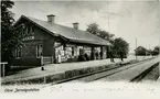 Öppnad 1872.  Envånings stationshus i sten. På senare år har stationshuset ombyggts och därvid fått en andra våning.  Dubbelspår  byggdes österut till Eksund 1920 och västerut till Norsholm 1921. Järnvägen elektrifierades 1932.