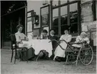 Malmö -Ystads Järnväg, MYJ. Oxie station.
Från vänster: Ann-Sofie Karlsson, Stationsskrivare O. Olsson, Gustaf Lundgren med familj (handlande vid Oxie station).
Anna Sofia (kallad Ann-Sofie) Karlsson var dotter till Nils Karlsson som var stins i Oxie 1886-1911.